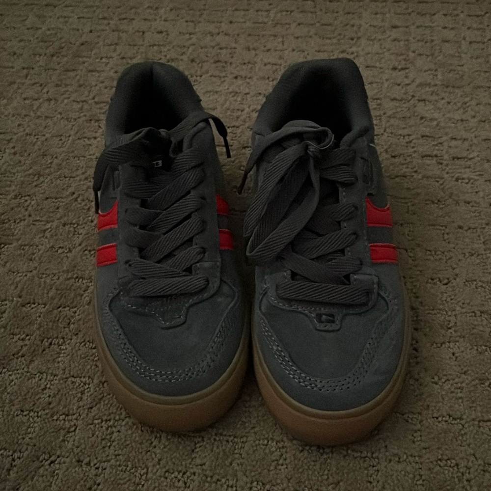 Globe Skate Shoes, Women size 6 or men size 5